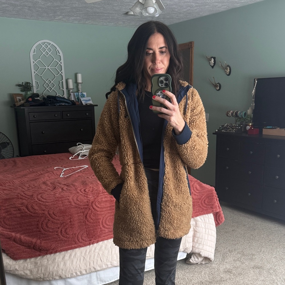 Patagonia Brown Teddy Jacket with Navy Accents - Picture 1 of 7